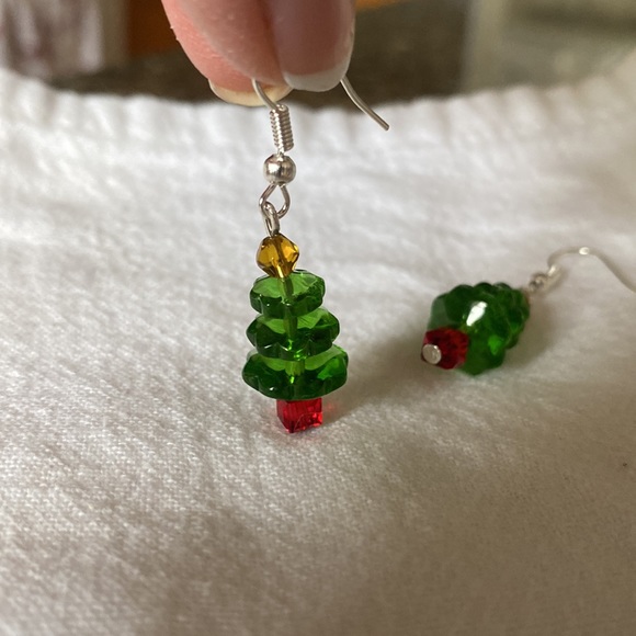 NEW Beautiful Sparkling Crystal and Silver Tone Christmas Tree earrings - Picture 4 of 4